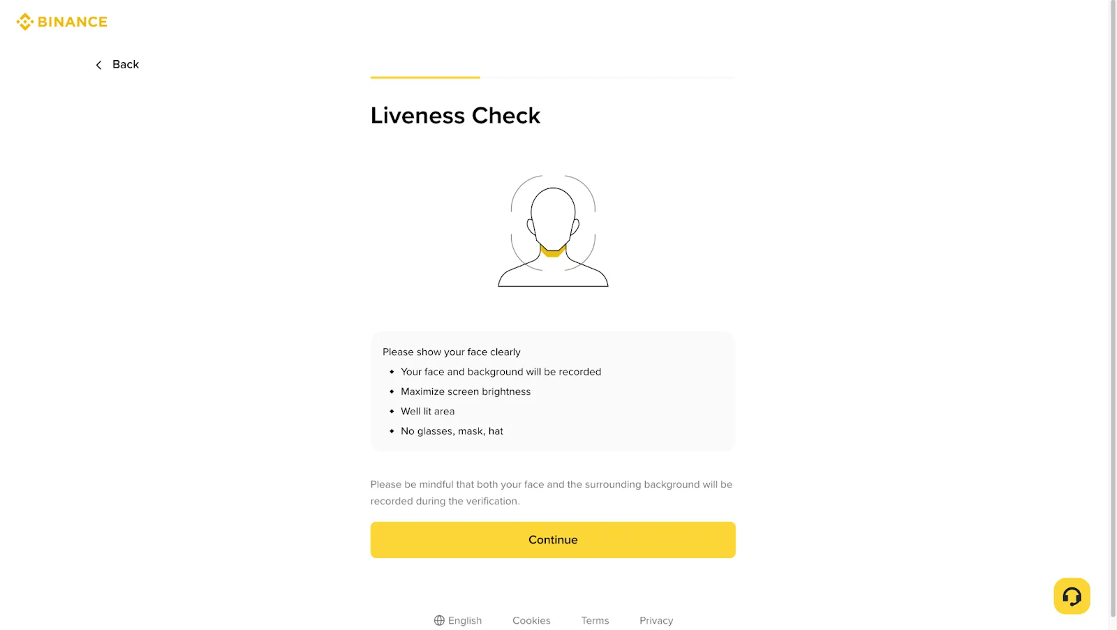Binance کی حقیقی KYC liveness screen، جس میں چہرہ واضح رکھنے، روشنی بڑھانے اور mask یا glasses ہٹانے کی ہدایات ہیں